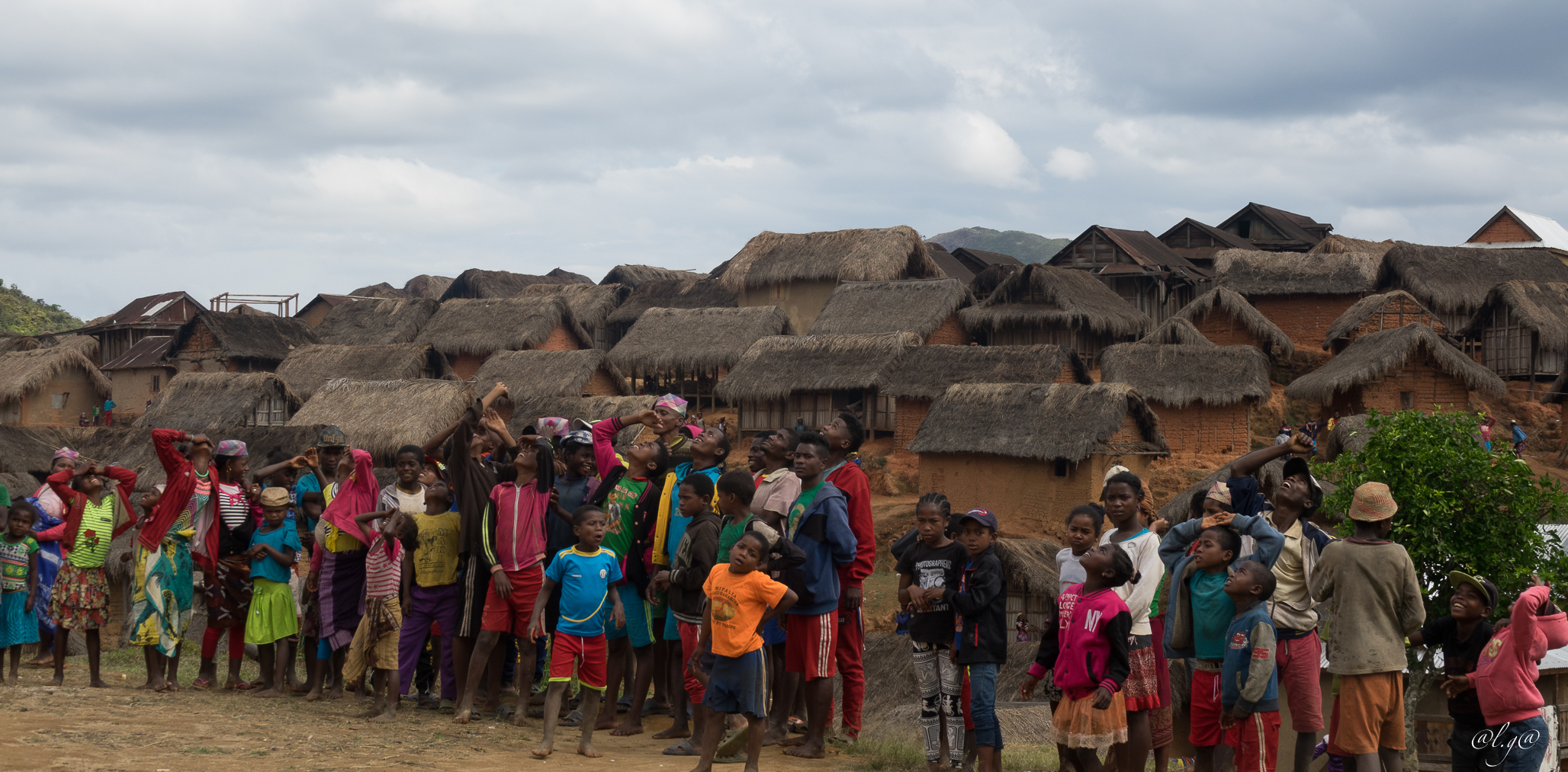 Ampasinambo : Les regards tournés vers le ciel et le drône