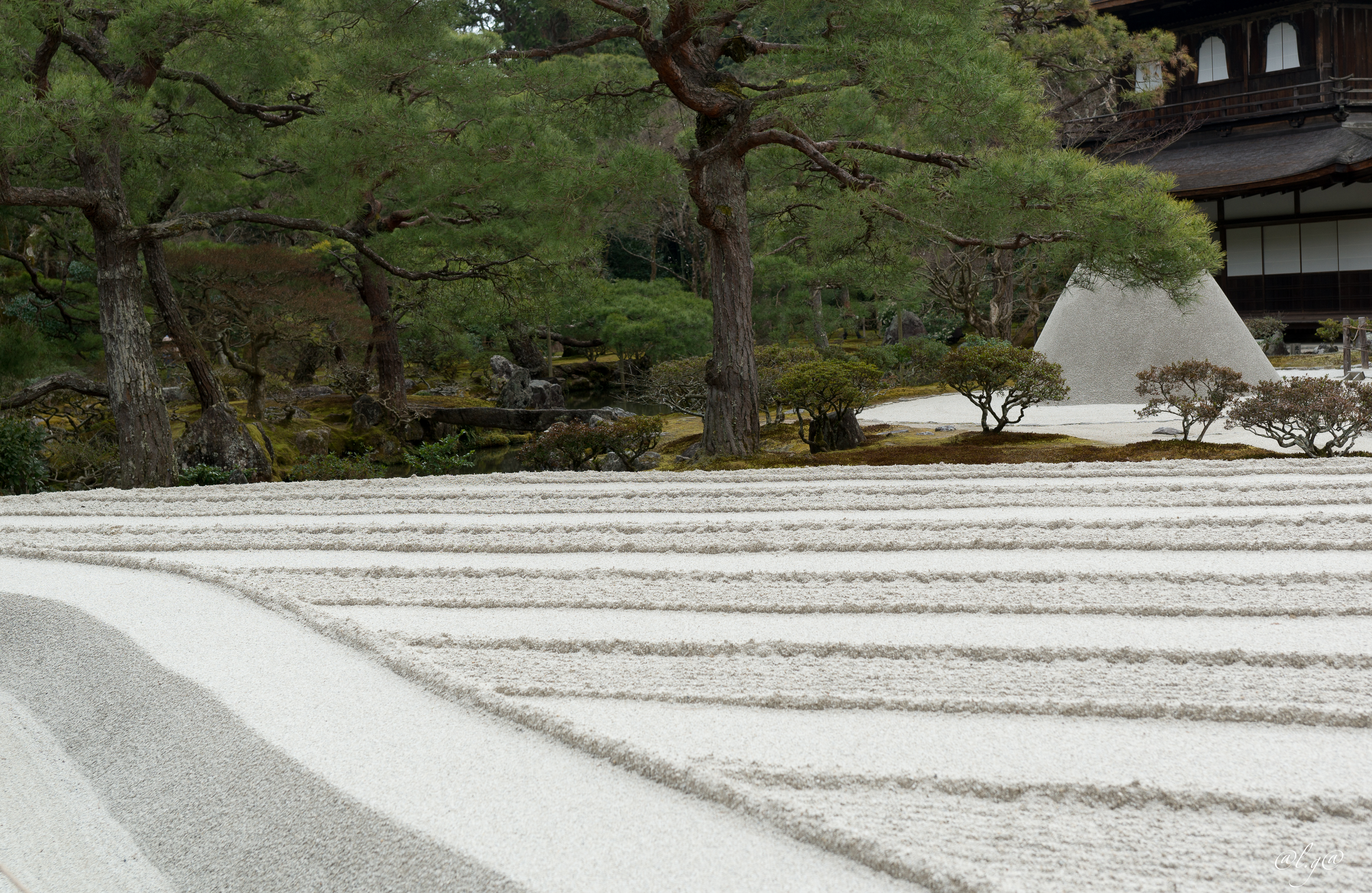 Kyoto - Le jardin de sable du  Ginkaku-ji  : Le Ginshadan et le Kogetsudai