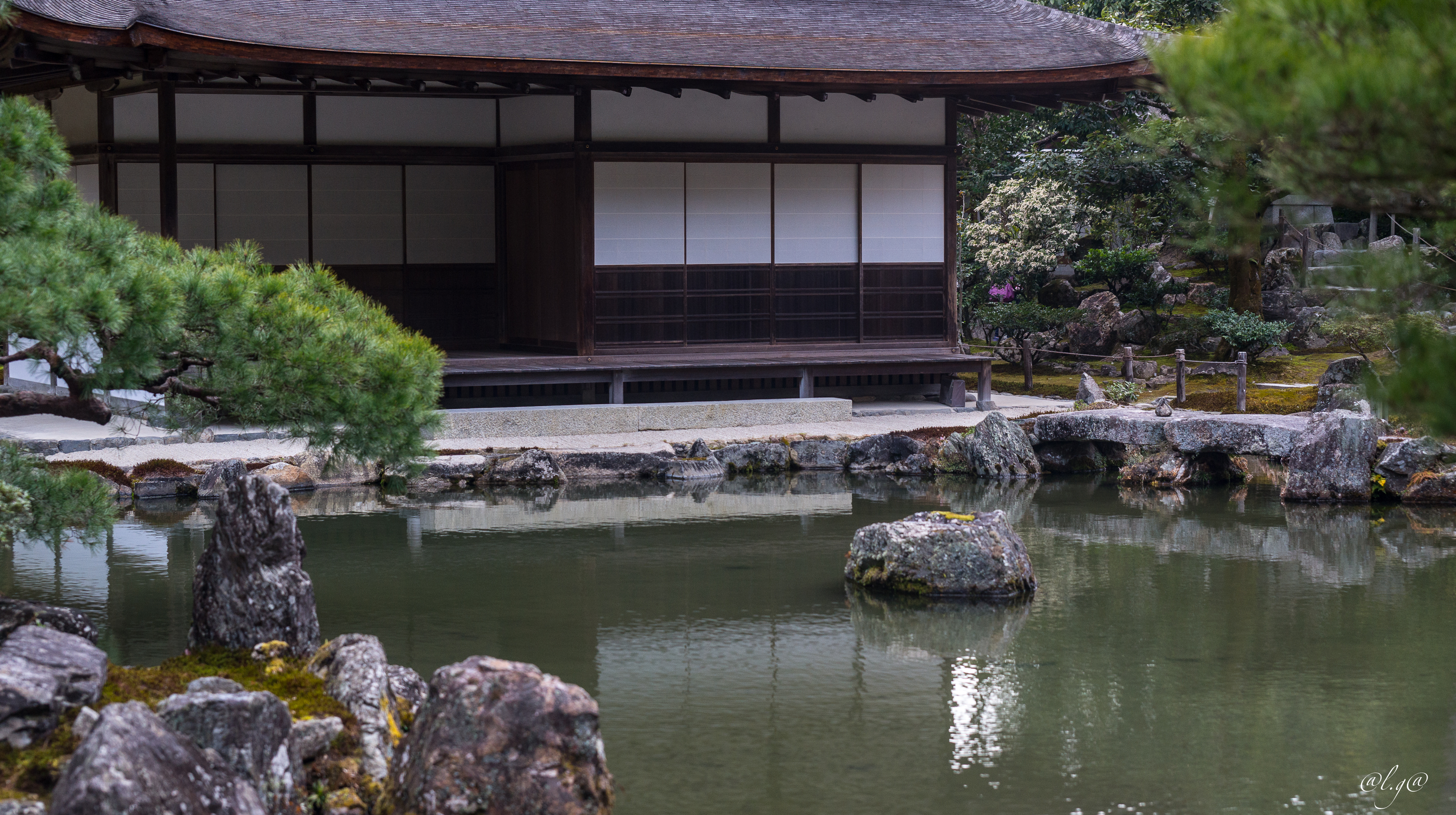 Le Ginkaku-ji ou Pavillon d'Argent avec une pierre flottante et un pont.