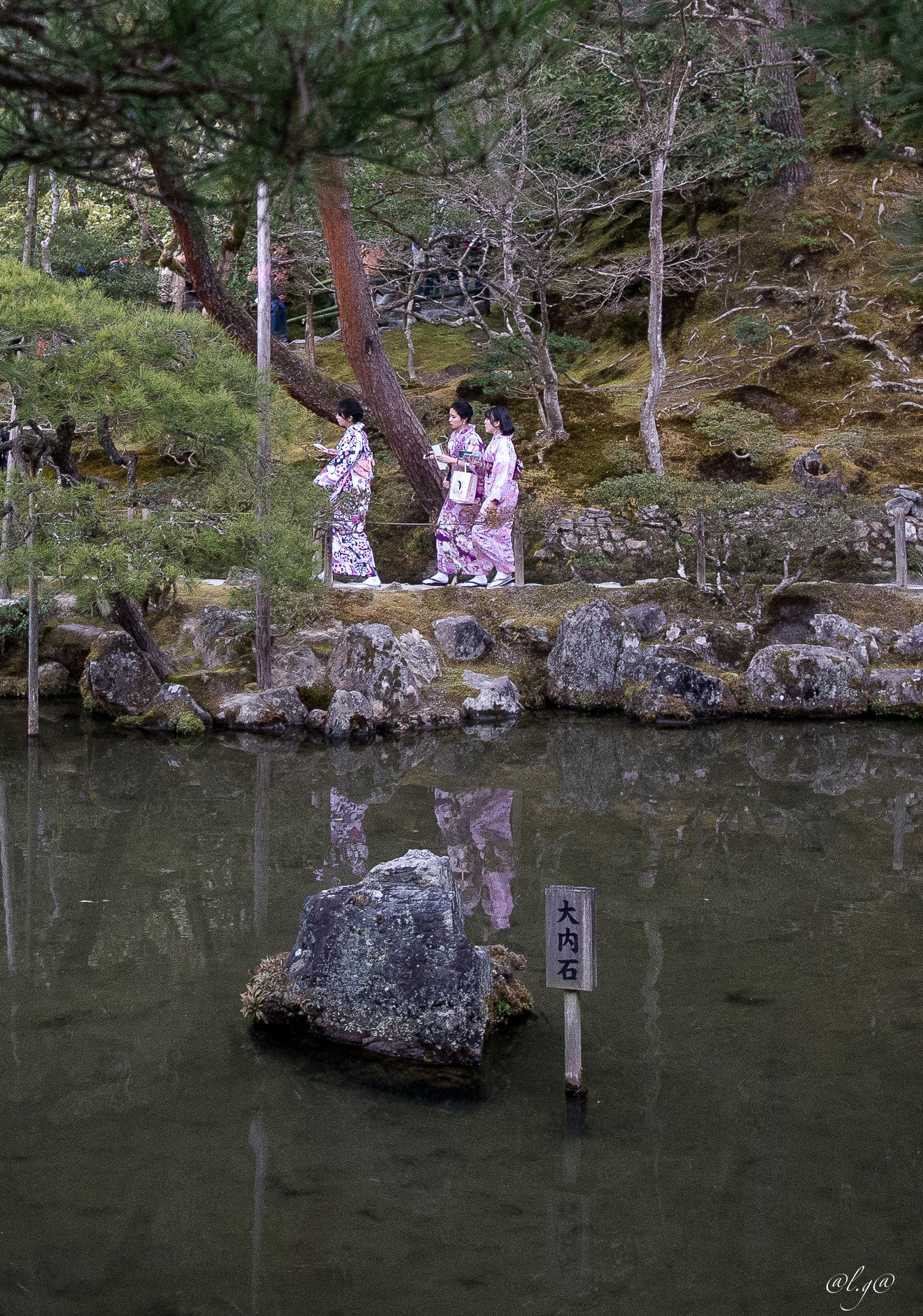 La pierre Ouchi-ishi émergeant du Shinji-ike (Étang en forme de coeur)