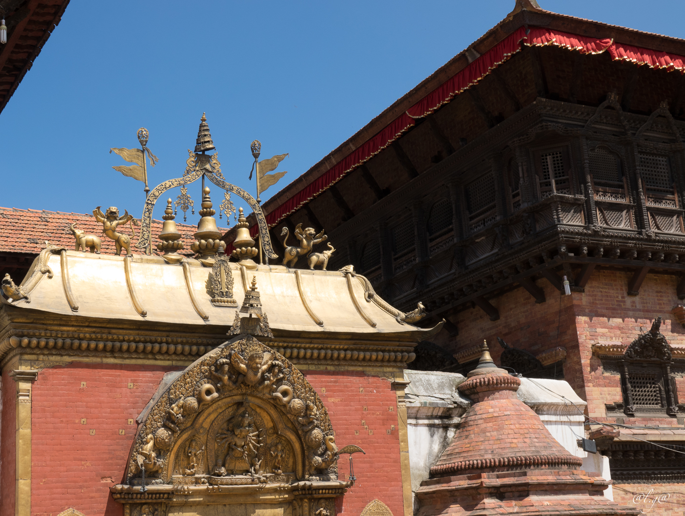 Durbar Square : La Sun Dhoka ou  porte dorée et le Palais aux 55 fenêtres.