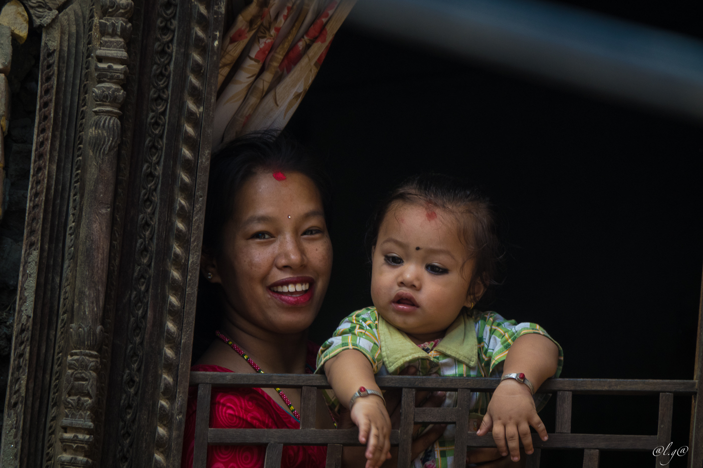 Dans les rues de Bhaktapur:  Sourire à la fenêtre
