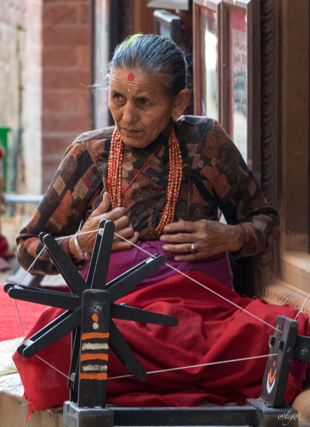 Dans les rues de Bhaktapur : Le filage de la laine.