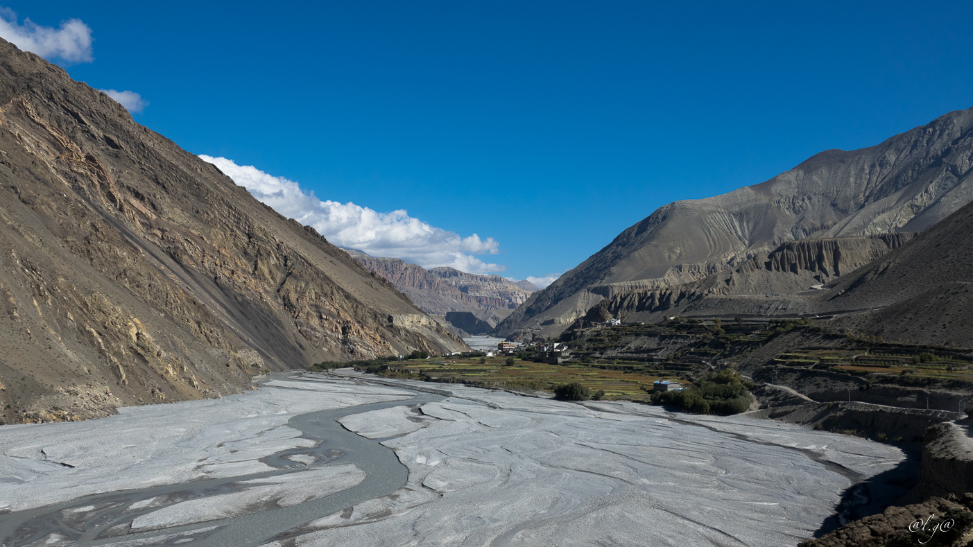 La  vallée de la Kali Gandaki : Au fond le village de Kagbeni.