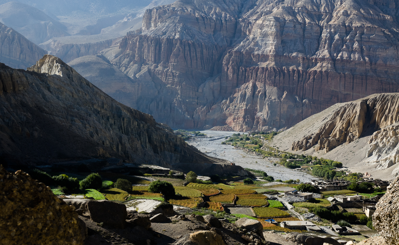 Vue sur les villages de Tetang et de Chhusang et sur la vallée de la Kali Gandaki