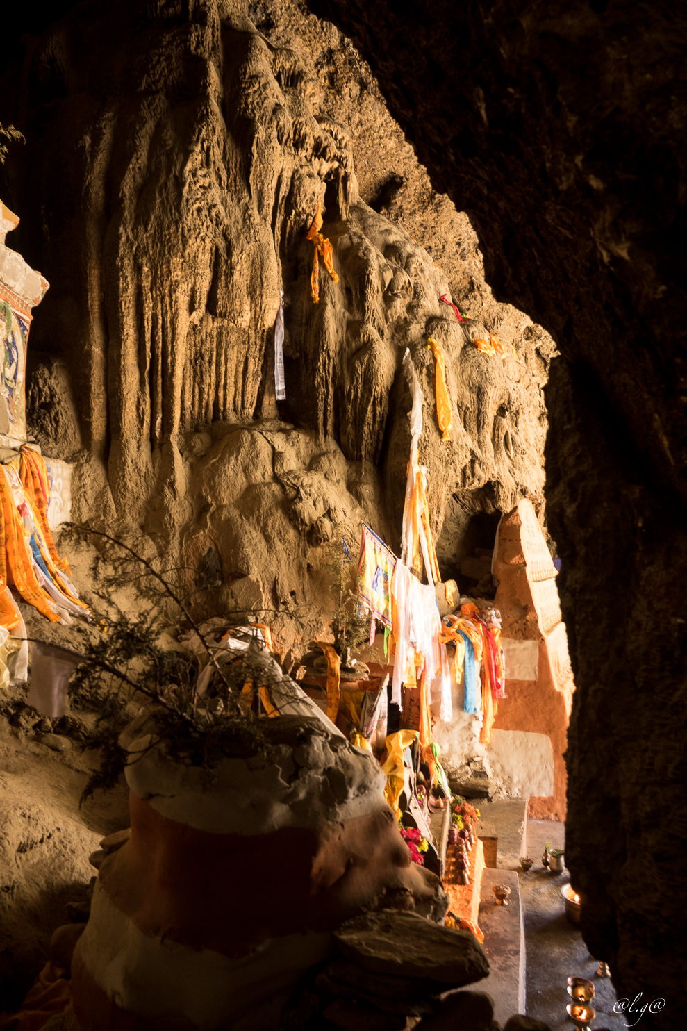 Chungsi Cave (3440m) : Stalactites et chortens