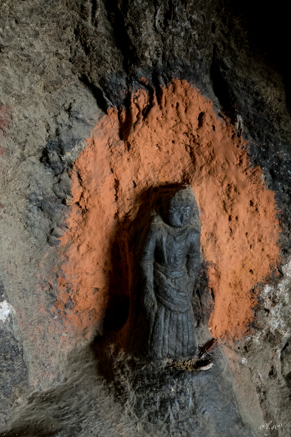 Chungsi Cave (3440m) : Sculpture dans la roche