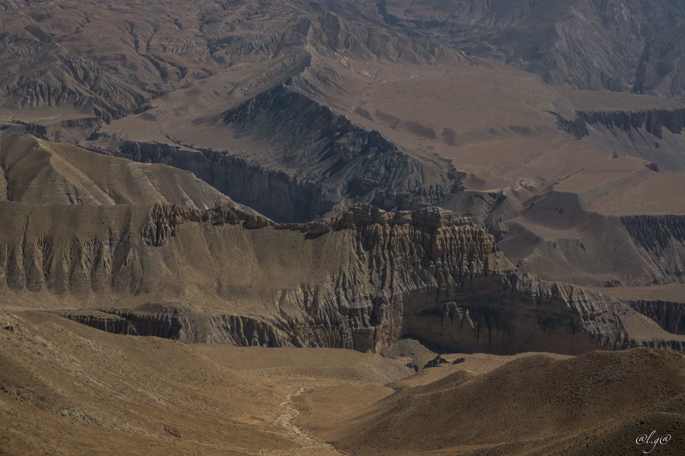 Les falaises grises et ocres de Ghemi