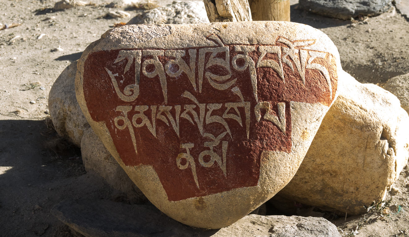 Tsarang : Inscriptions religieuses (mantra) sur un groupe de pierres gravées. A contourner par la gauche....