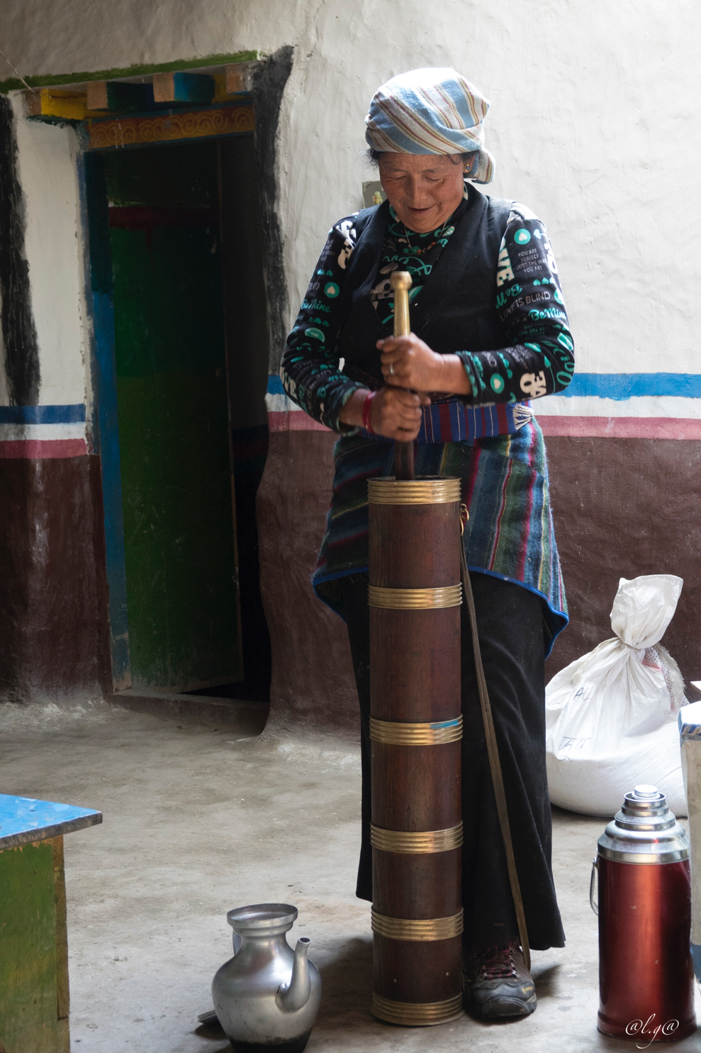 Phuwa : La préparation du thé au beurre de yak mélangé avec la tsampa