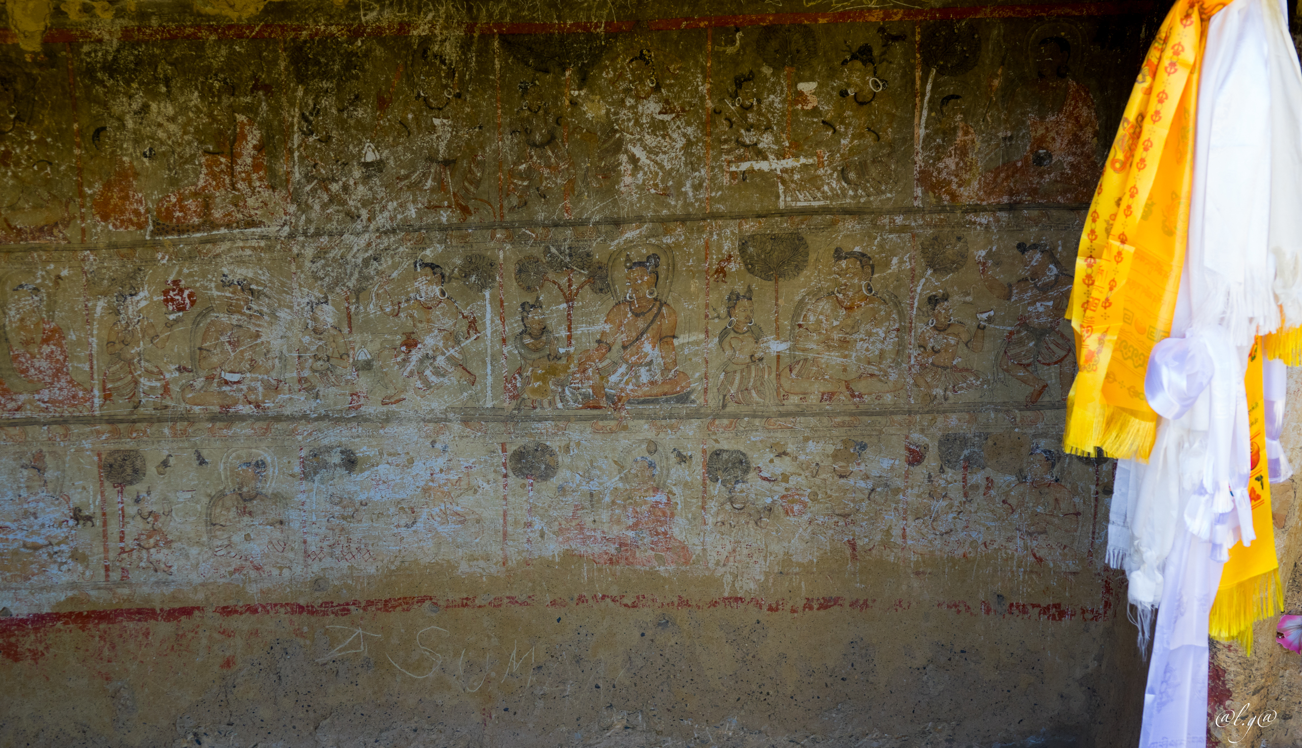 La grotte de Könchok Ling : Représentations bouddhistes de style Pala datant du 12° siècle. Les « Grands Accomplis » ou Mahâsiddhas sont des personnages historiques ou légendaires qui pratiquent l'ascèse et les techniques psychophysiologiques du yoga.