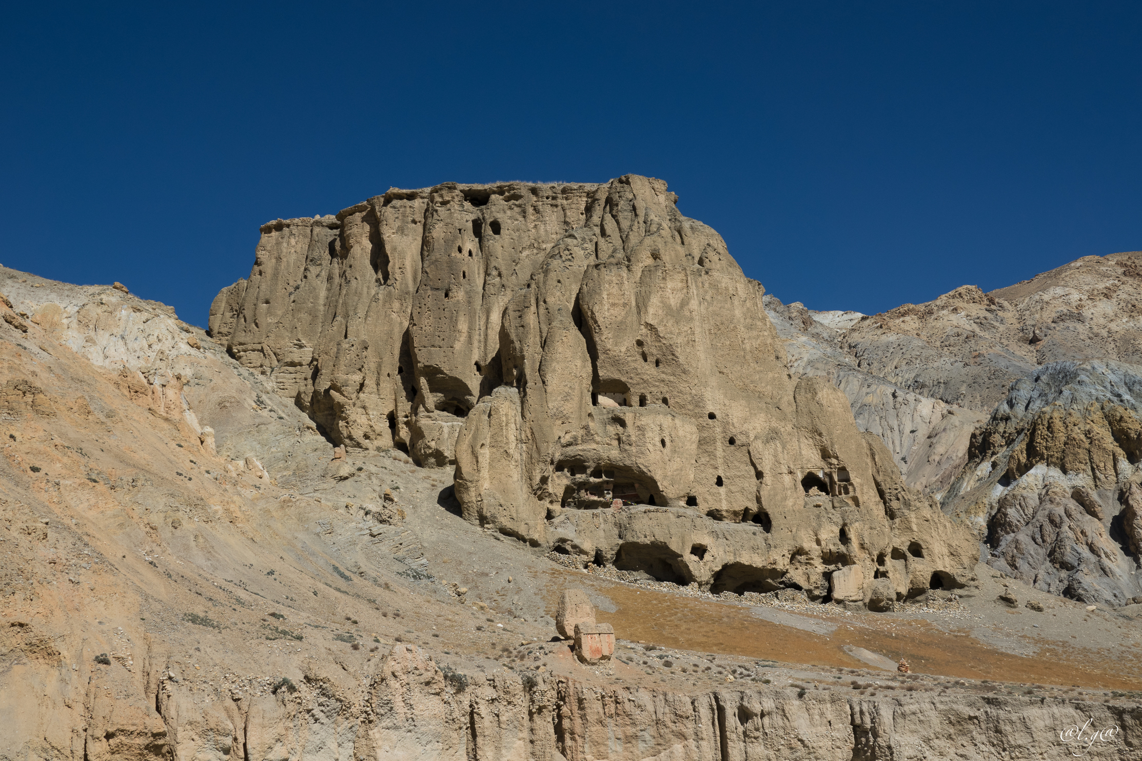 Descente de la Mustang Khola : Le rocher de Mardzong (Habitations troglodytes)