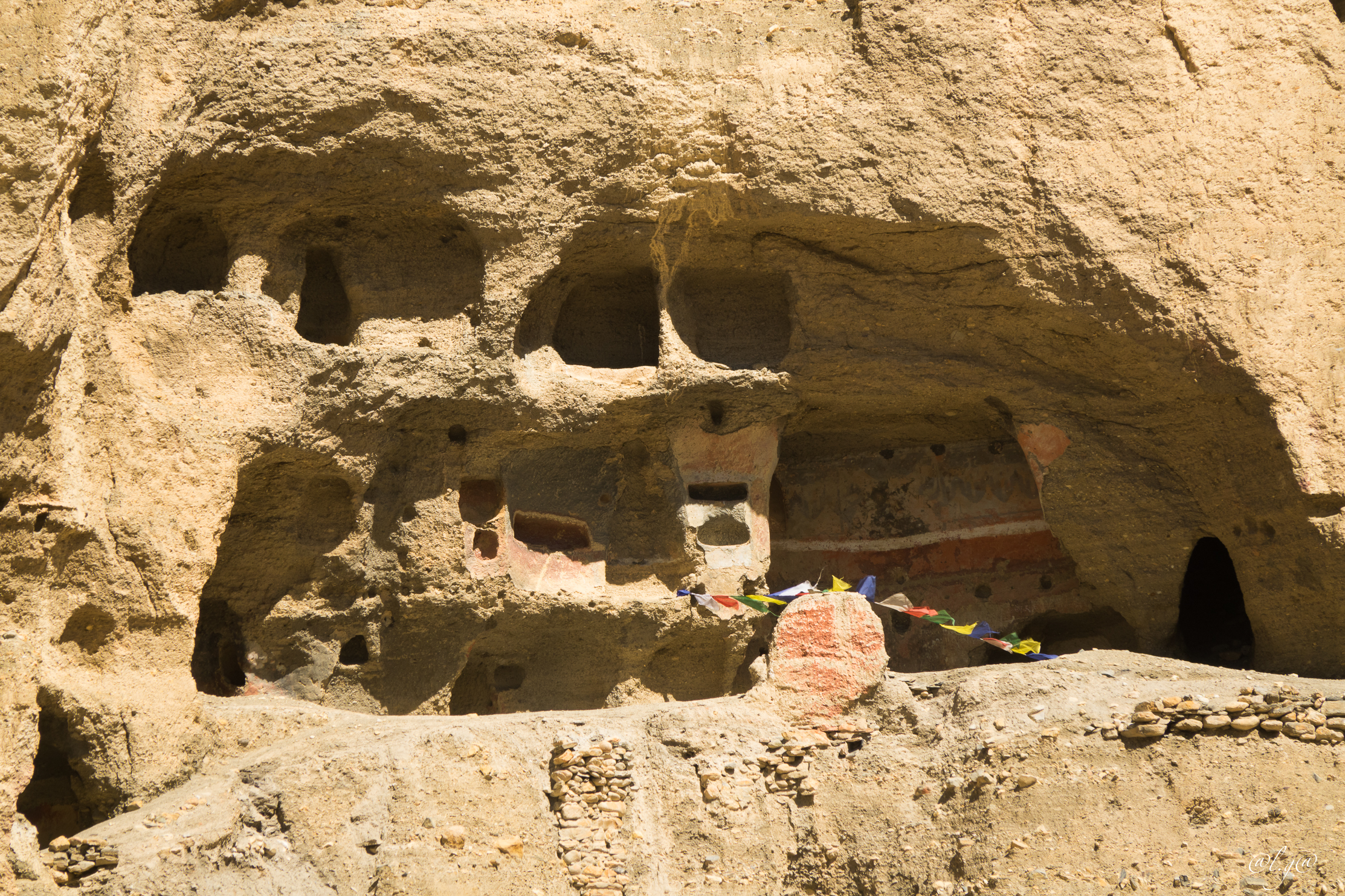 Le rocher de Mardzong (Habitations troglodytes)