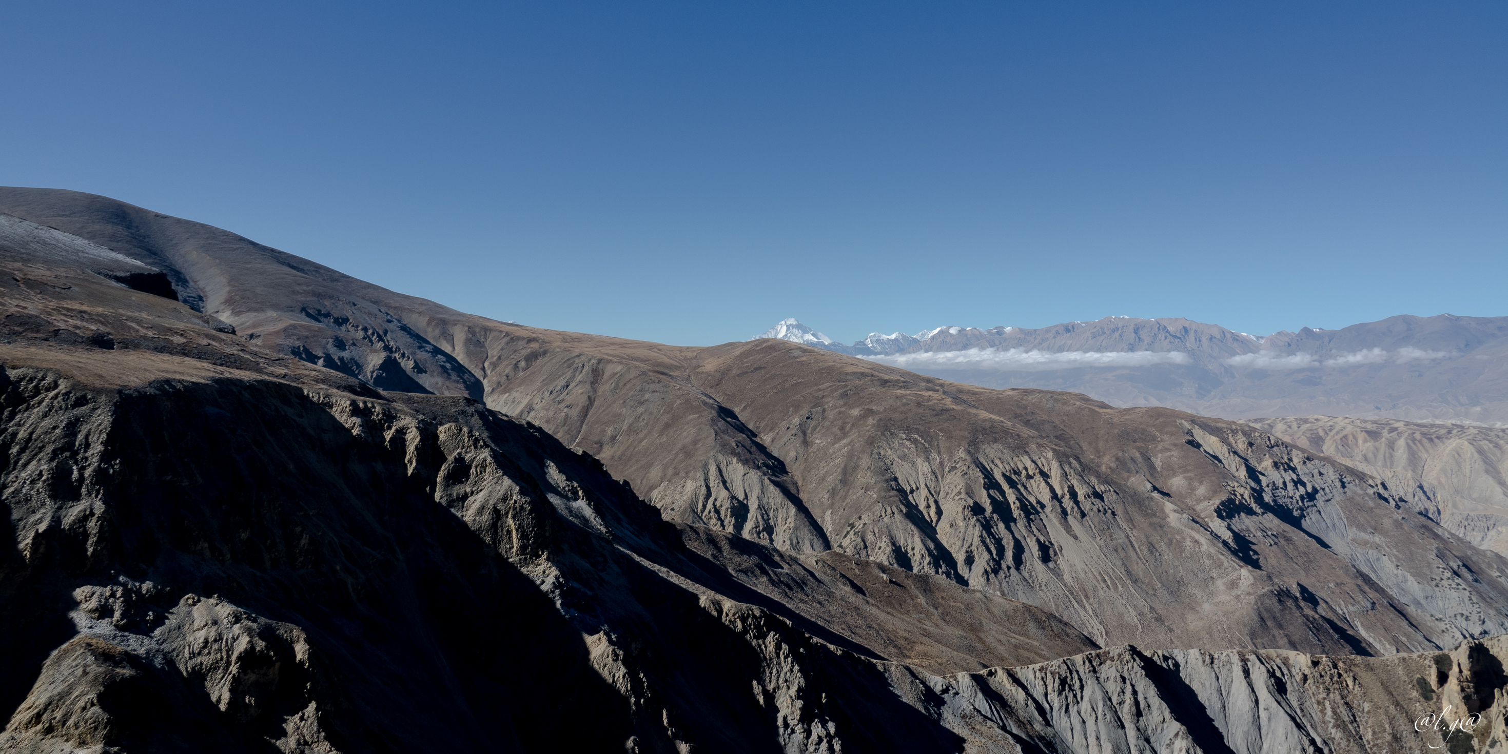 Le Daulhagiri au loin (8167 m)