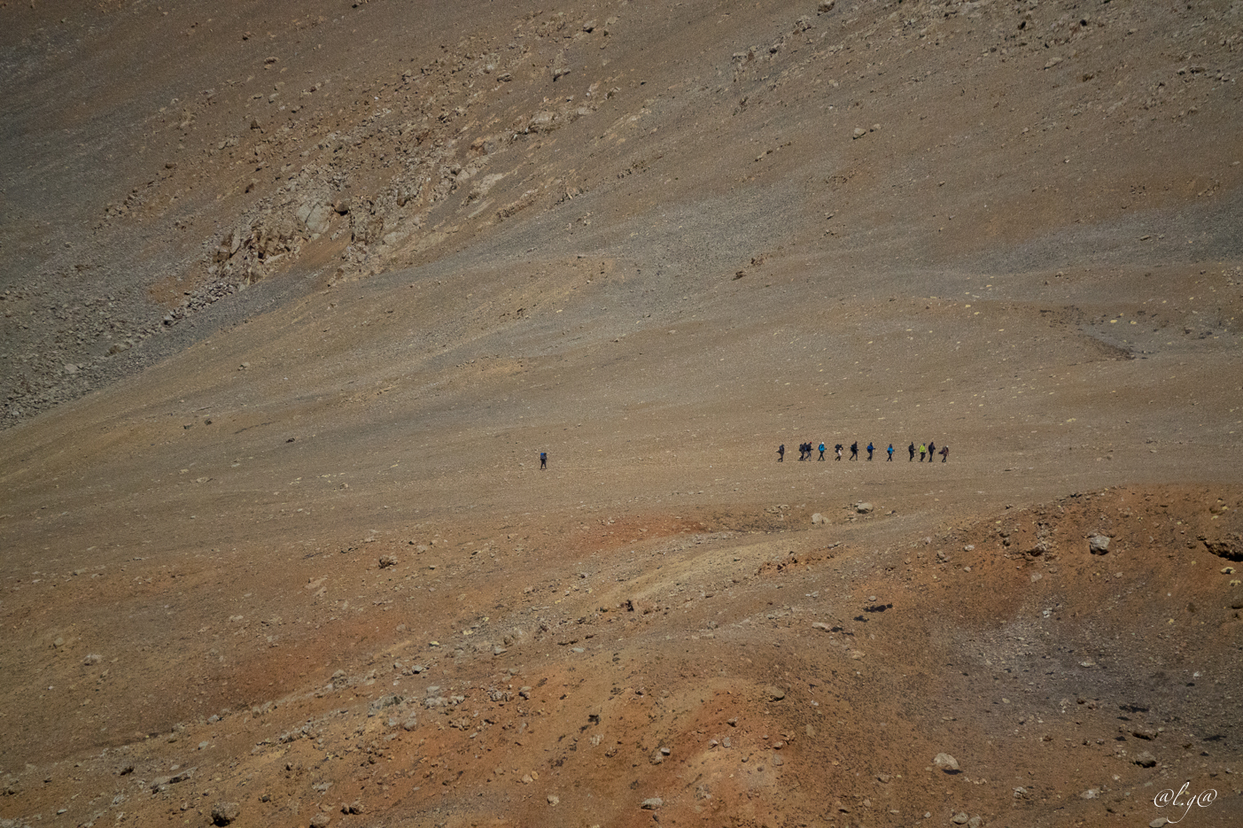Groupe de trekkeurs très très lointain  sur le versant opposé.